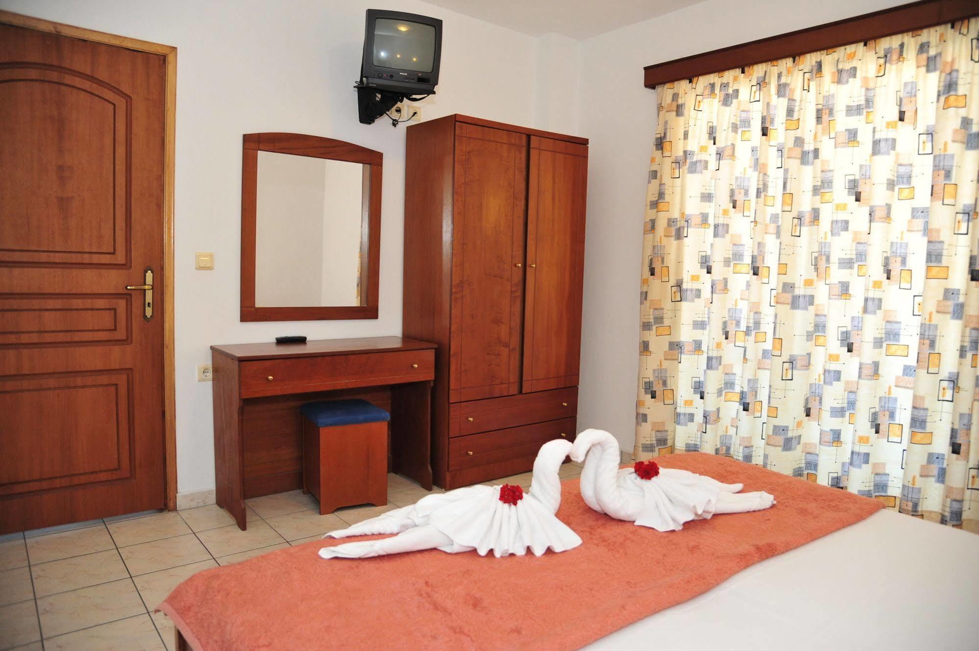 Dias Hotel Apartments Agia Marina Esterno foto