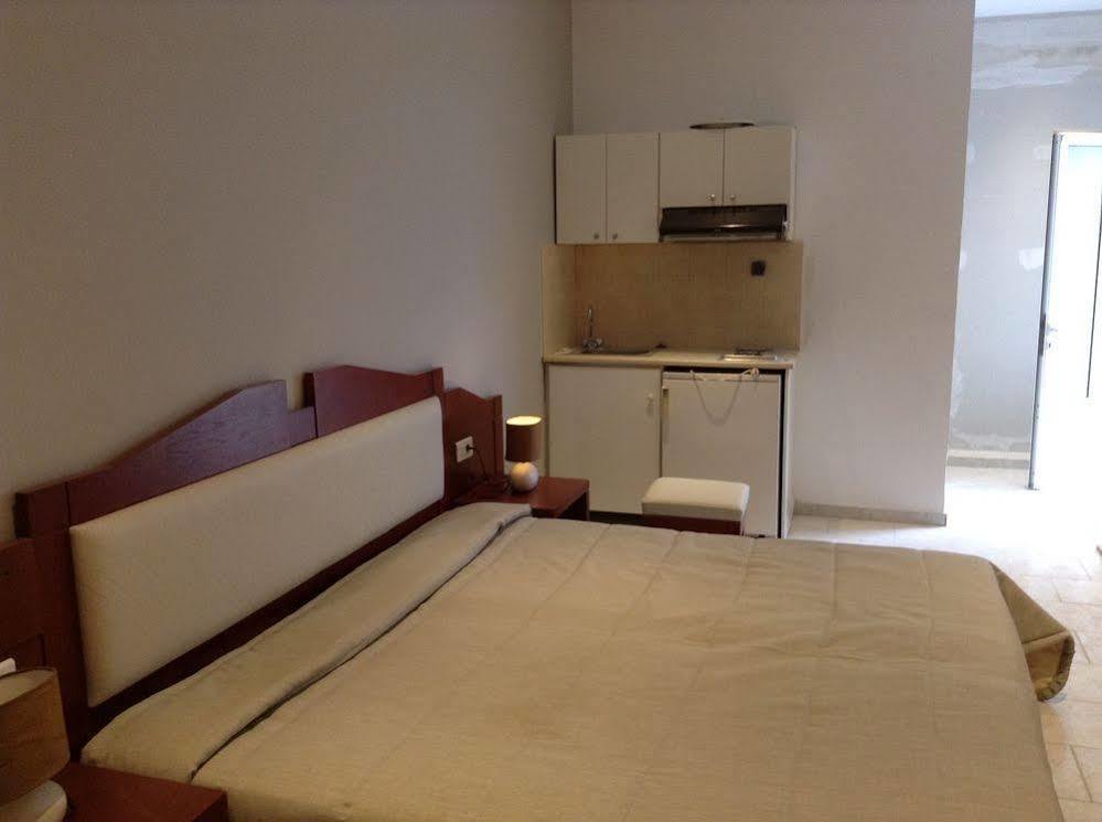 Dias Hotel Apartments Agia Marina Esterno foto